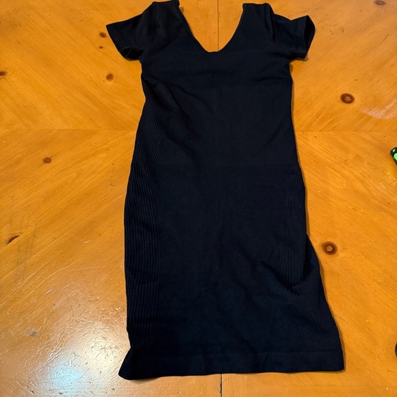NEW Halara Seamless V-Neck Short Sleeve Built in Shapewear with Shorts Black XL - Picture 14 of 15